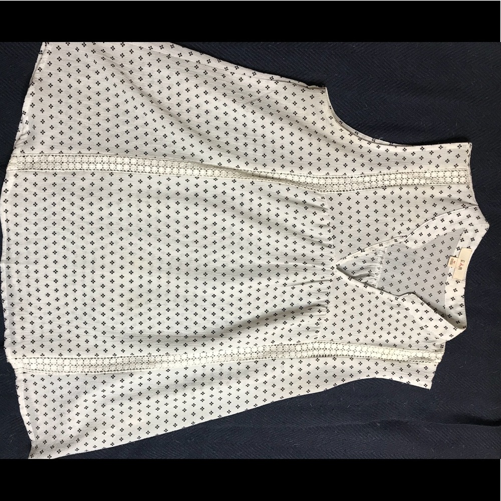 BEAUTIFUL DESIGNED LIGHT TOP GREAT FOR SUMMER